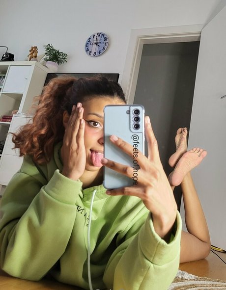 hope feet exclusive actress pictures