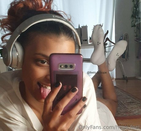 hope feet model hot pics
