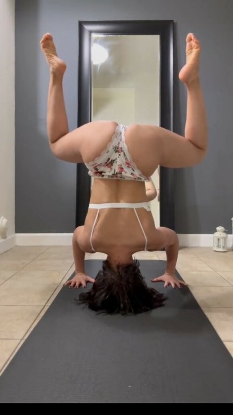 emymonts model naked photo