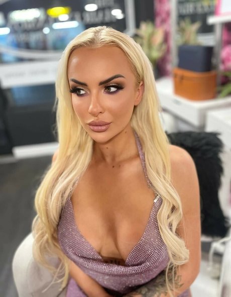 Nikita Reign actress picture