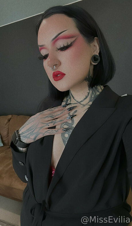 misseviliafree nude actress gallery