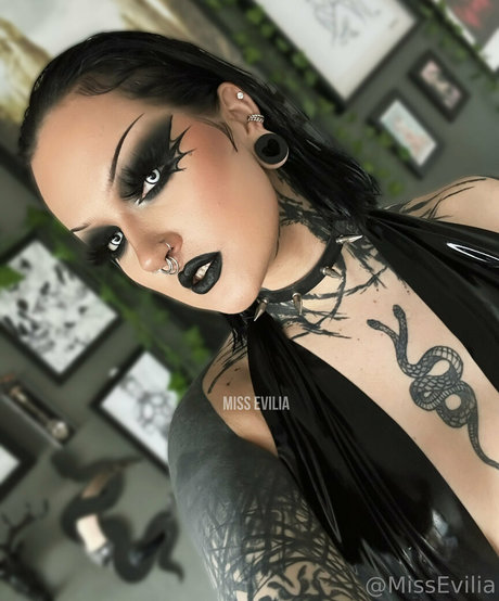 misseviliafree porn actress img