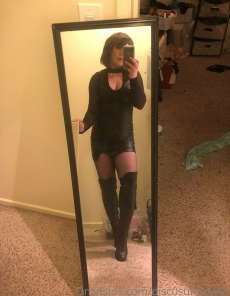 disc0sunflower naked model picture