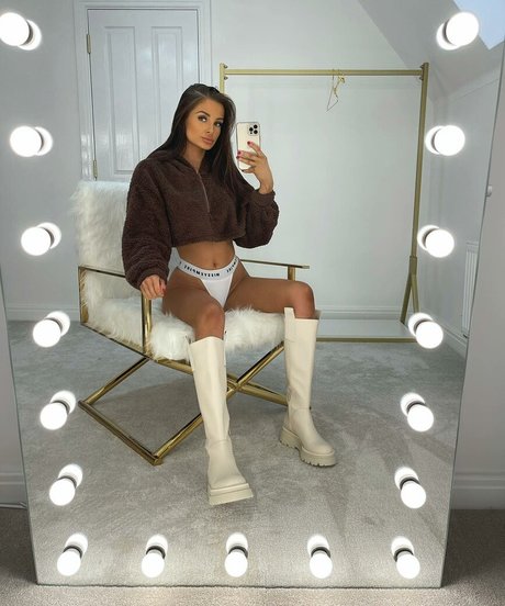 Briony Gorton erotic model photo