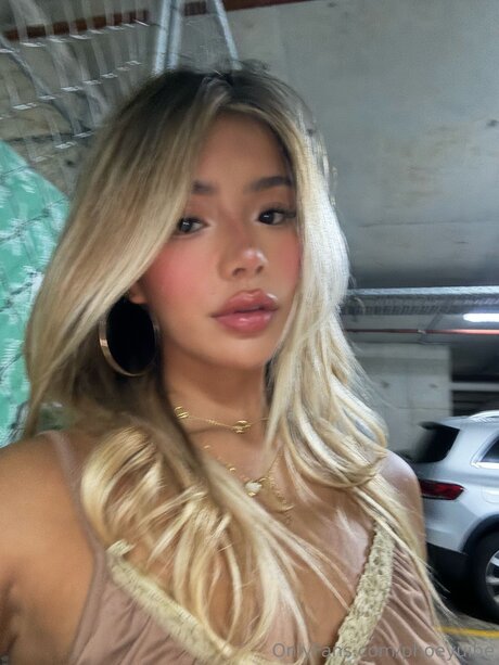 phoeyuibe model top photo