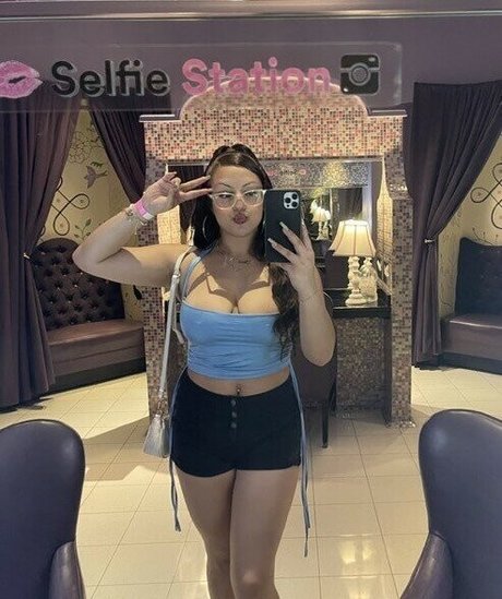 axhcaxh hot star picture