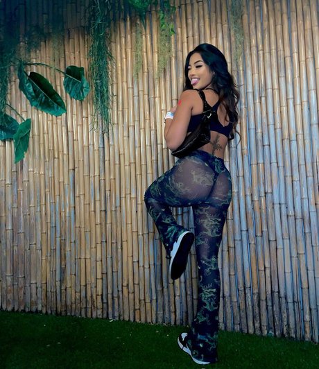 Louaira nude model img