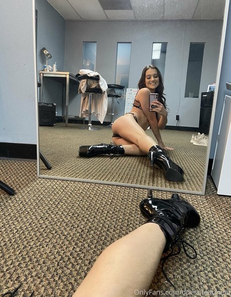 doesnteatmeat model pretty photos