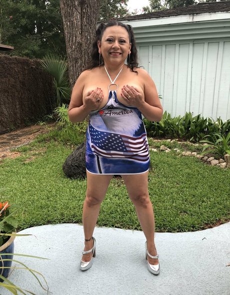 slinkydrinks nudes actress photo