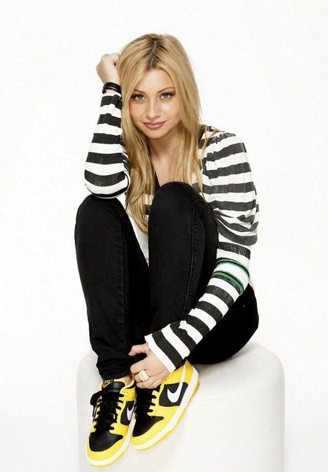 Aly Michalka erotic pornstar pictures