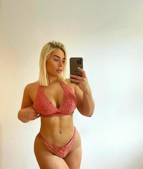 Ellie Brown exclusive star images