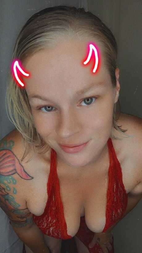 Carly Pinto high quality actress picture