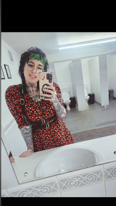 D1rty Little Goth model hd pics