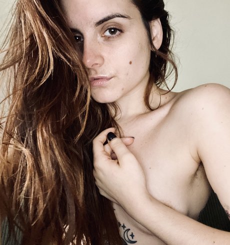 Daamn Catherine star top pic