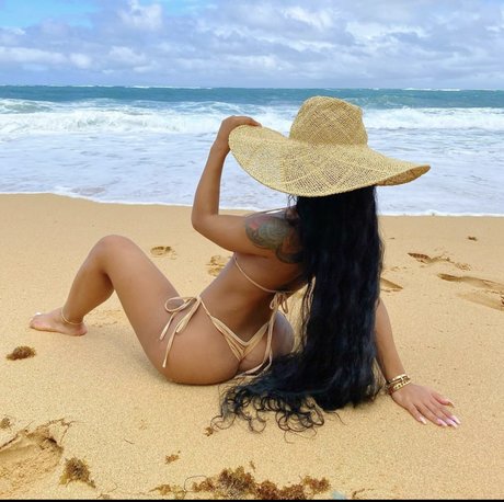 Baddassbella model adult image