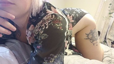 Queen Aurora 420 model naked pic