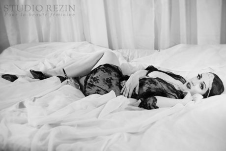 Dolly Debutante nude model archive