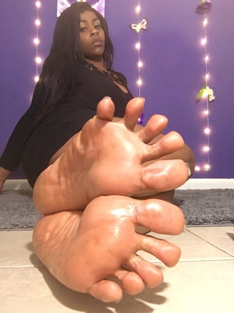 QueenSizeSexyFeet exclusive model galleries
