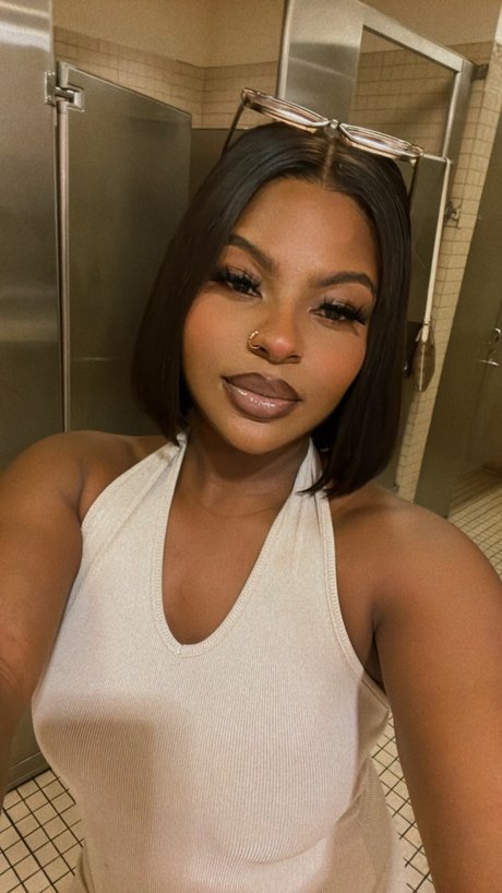 Queen Melanin star adult pictures