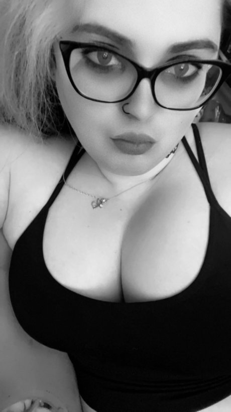 Queen Brittany naked pornstar archive