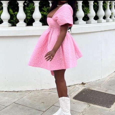 Chocolate skinned Queen_ model high quality photo