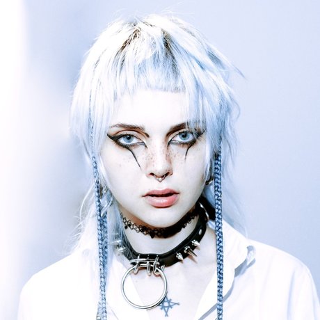 DE VILKAS model pornographic pics