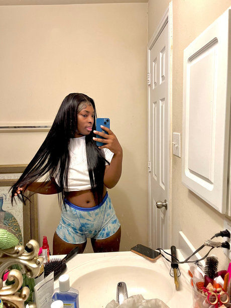 Sextin with Shaye the tiger exclusive model images