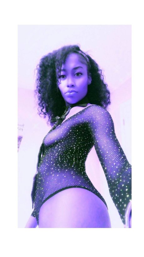 OfficiallyRahriKnows sexy model photos