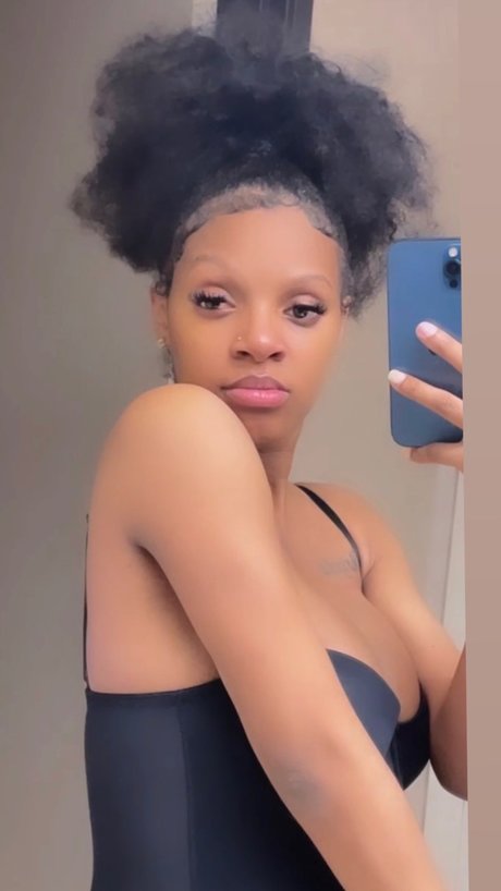 REALPRETTIIEE_ naked model photo