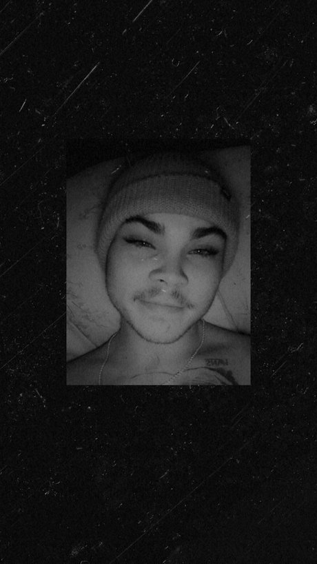 Noah Perrault Smith star naked picture