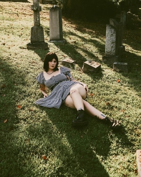 Ramona Ivy naked model pictures