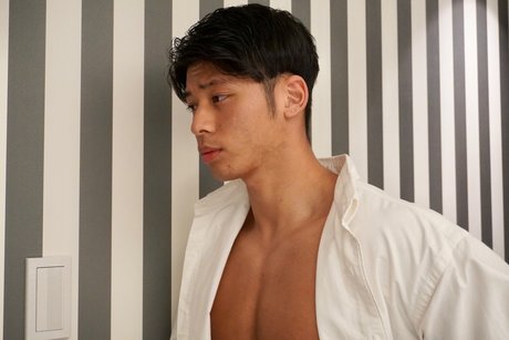 Reiji model naked photos