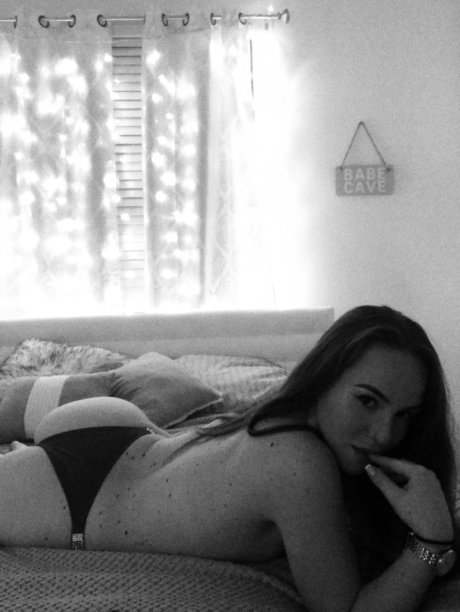 _Red pretty actress image