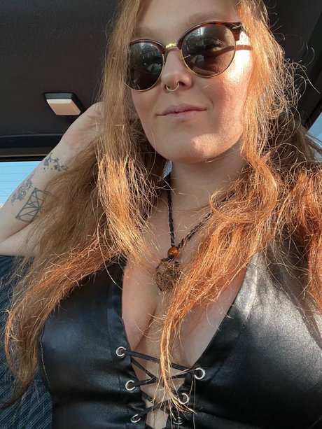 Mia Tyler naked model picture