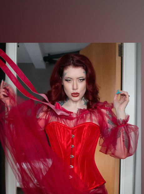 Roo Raphaelite erotic model images