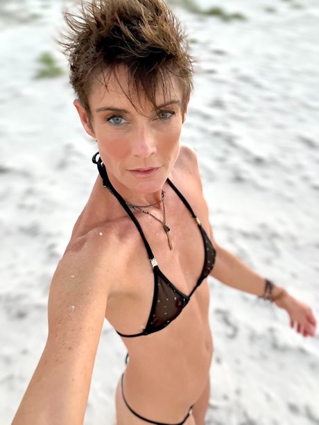 Room 77 Top_ nudes actress gallery