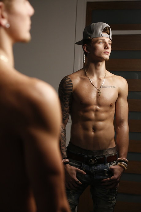 RockyOfficial nude model img