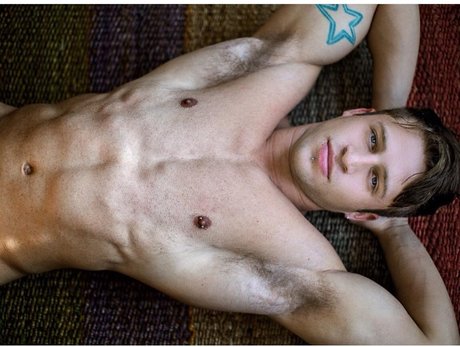 Ryan Hoover model free pic