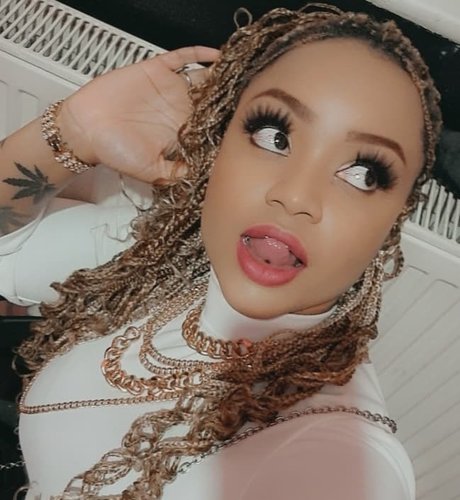 Rude Caramel model erotic img