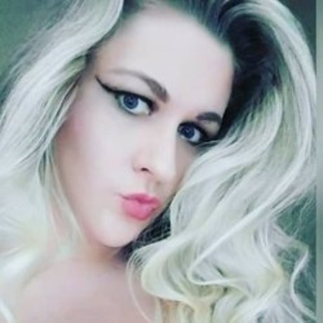 Rose Queen naked pornstar img