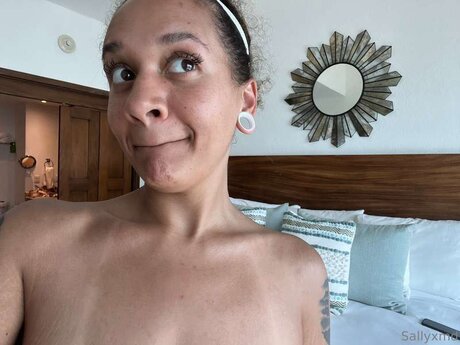 FREE LESBIAN D MME SQ RTER_ adult model picture