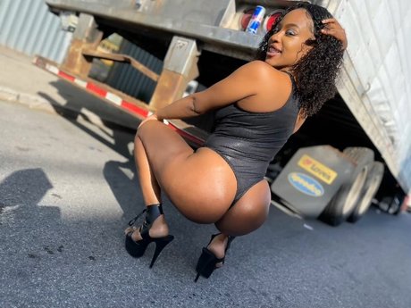 NAYLA MCKNIGHT YOUR FAV ContentCreator_ nudes model picture