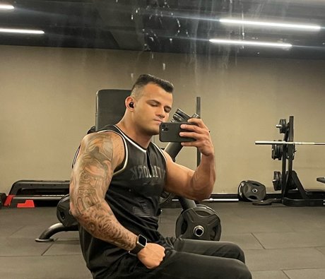 SAAM FREE_ model xxx image