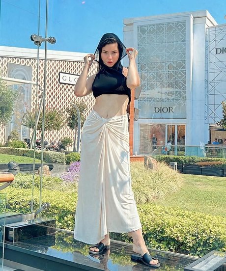 Merve Bolugur pornstar naked img