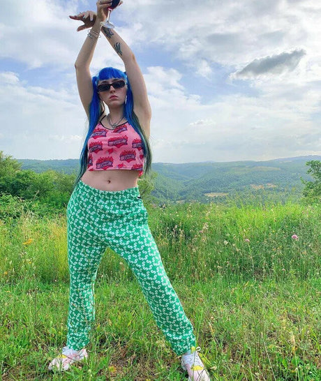 Ashnikko sexy model pictures