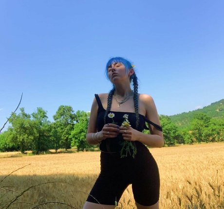 Ashnikko sexy actress gallery