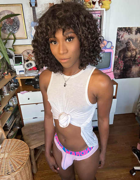 Vanniall nude model pictures