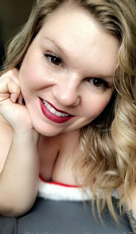 justmeg18 model nude picture