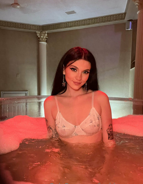 leahjamesxo star top pic