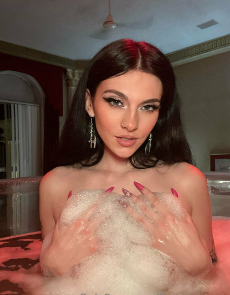 leahjamesxo model erotic galleries